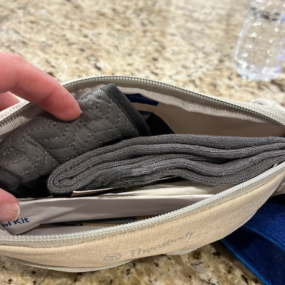 Therabody cross body travel kit and Therabody kit. - Picture 5 of 6